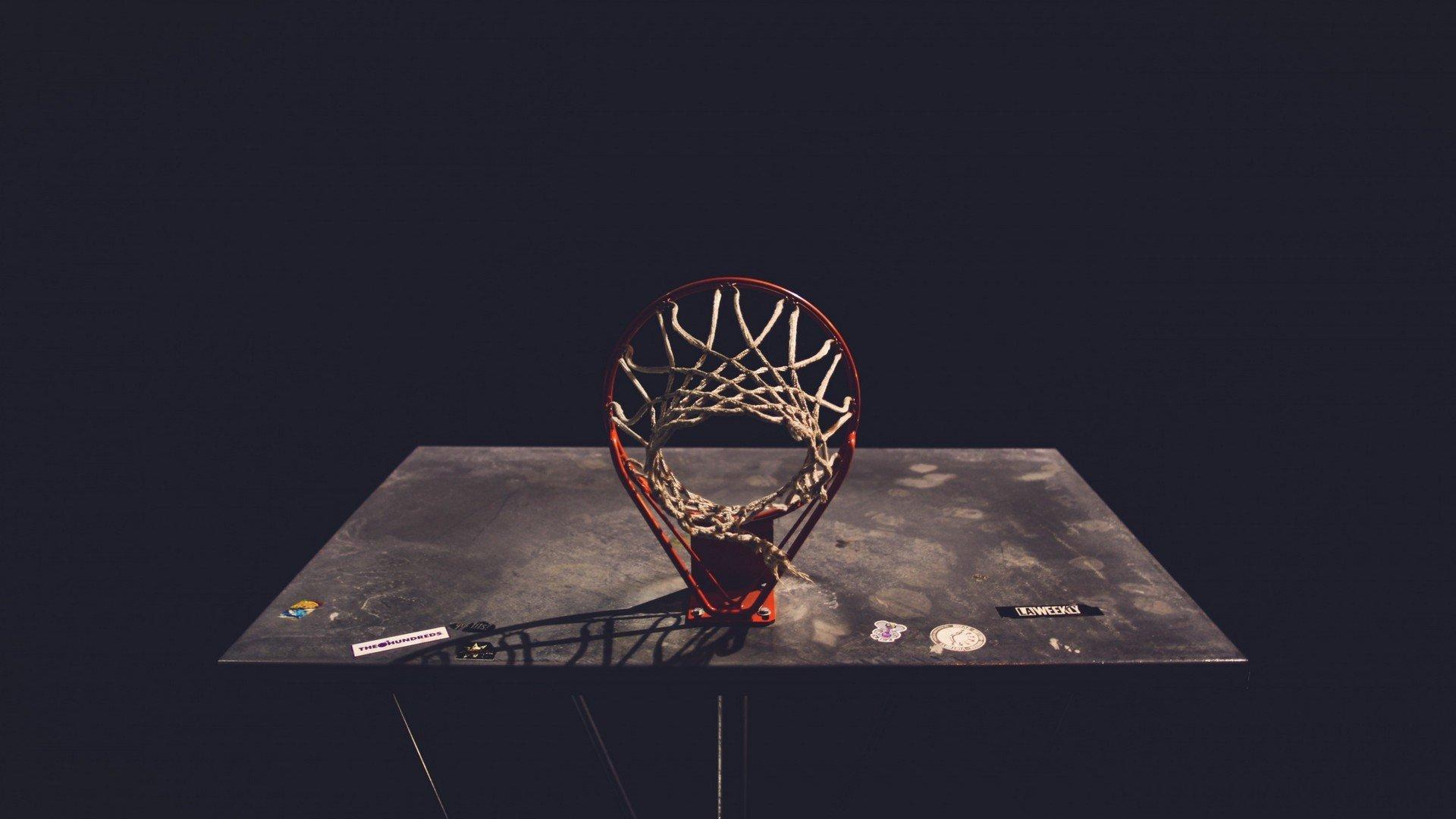 绿茵场惊现骇人瞬间！马竞女足悍将梅迪纳头部遭重击一度昏迷，赛事安全引深思